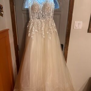 Brand New Lace and Tulle Wedding Dress – Never Worn